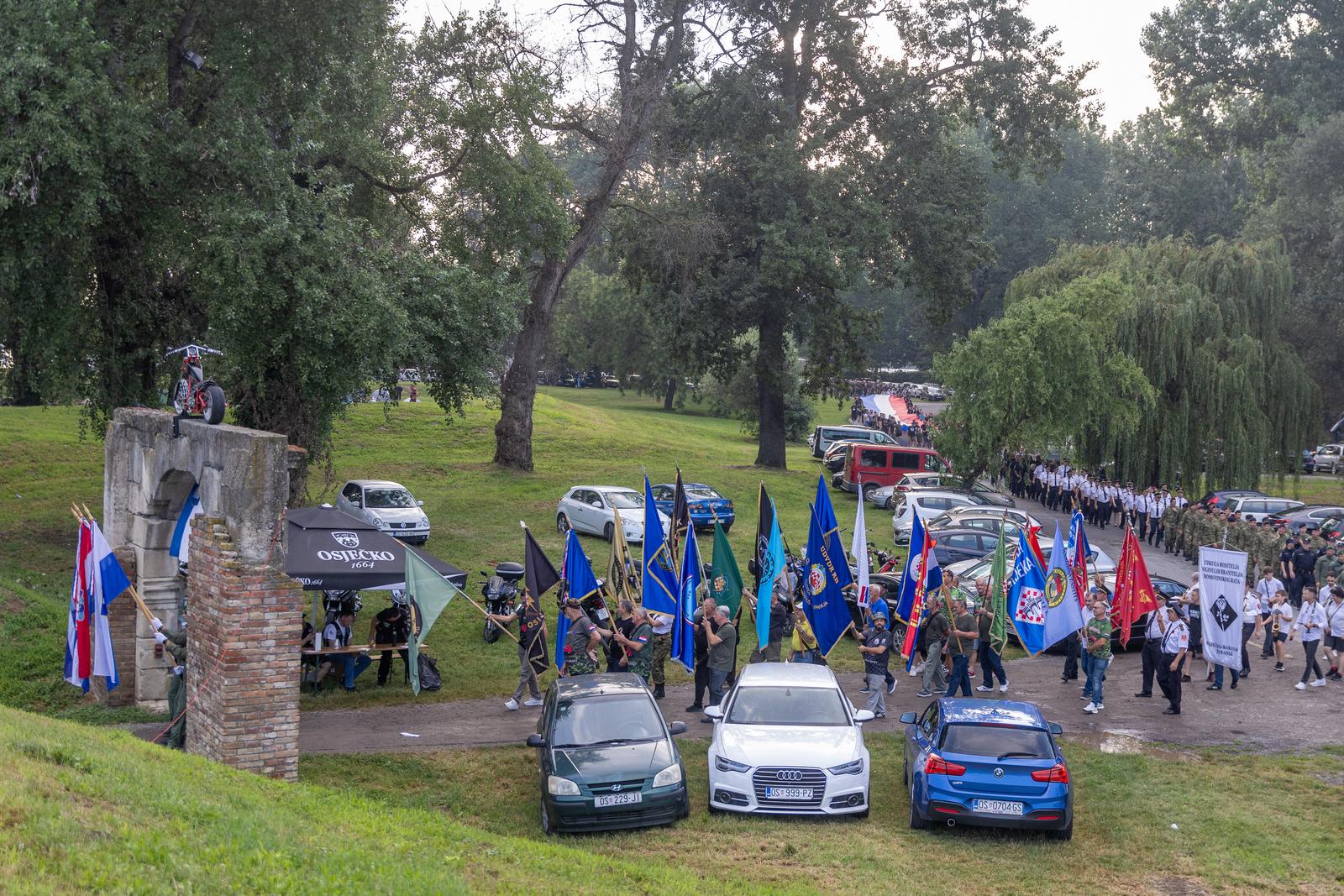 Svečanim mimohodom i bakljadom obilježen Dan osječkih banitelja Svečanim mimohodom i bakljadom obilježen Dan osječkih banitelja