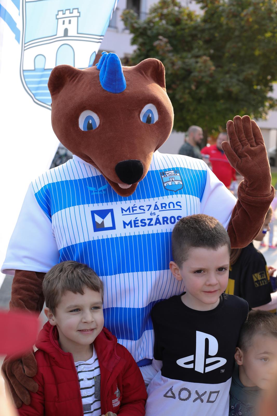 Bijelo-plavi korner Jug 2 Bijelo-plavi korner Jug 2