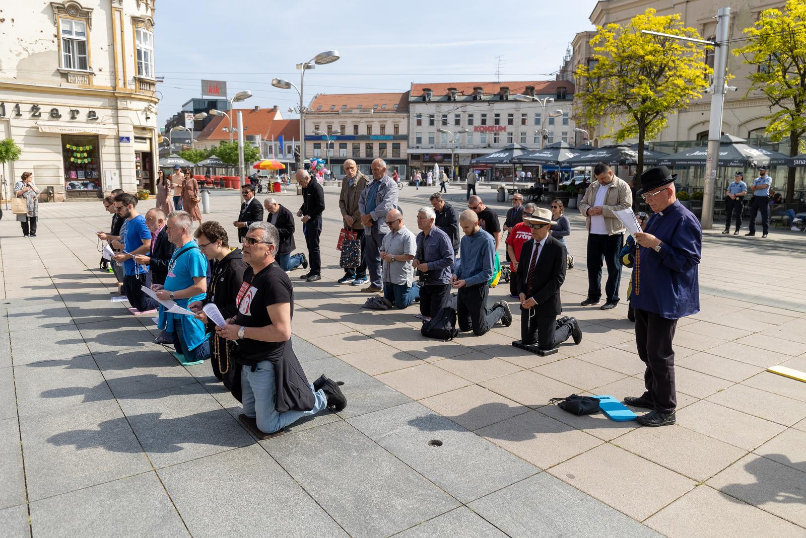 Molitelji ispred katedrale, svibanj 2023.