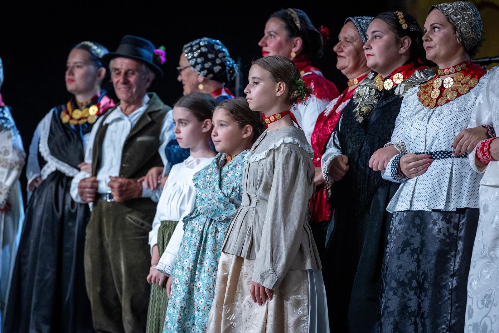 Folklornim večerima započele 58. Vinkovačke jeseni Folklornim večerima započele 58. Vinkovačke jeseni