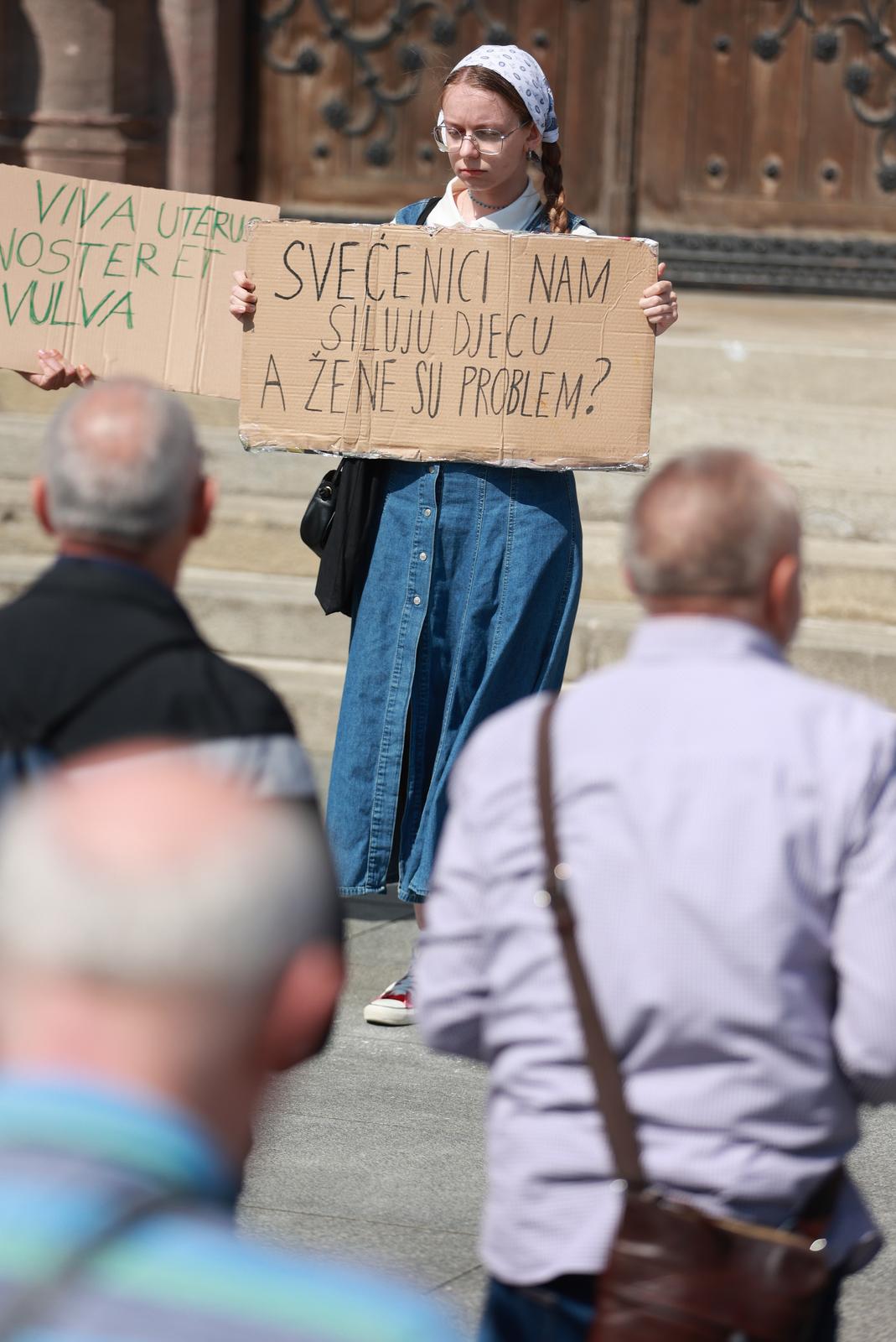 Molitelji ispred konkatedrale, 3.6.2023.