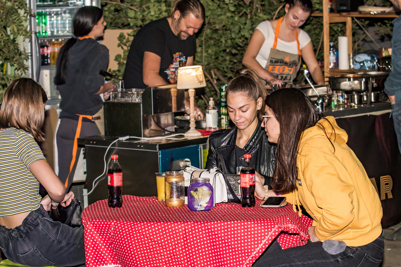 Osijek, 3.10.2020. – Jučer je u Osijeku počeo drugi HeadOnEast festival. Cijeal Tvrđa pretvorial se u šarenu festivalsku pozornicu s brojnim zanimljivim sadržajima. Kako je bilo prve večeri pogledajte u našoj velikoj fotogaleriji [HeadOnEast 2020.]