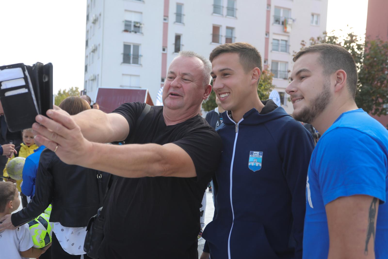 Bijelo-plavi korner Jug 2 Bijelo-plavi korner Jug 2