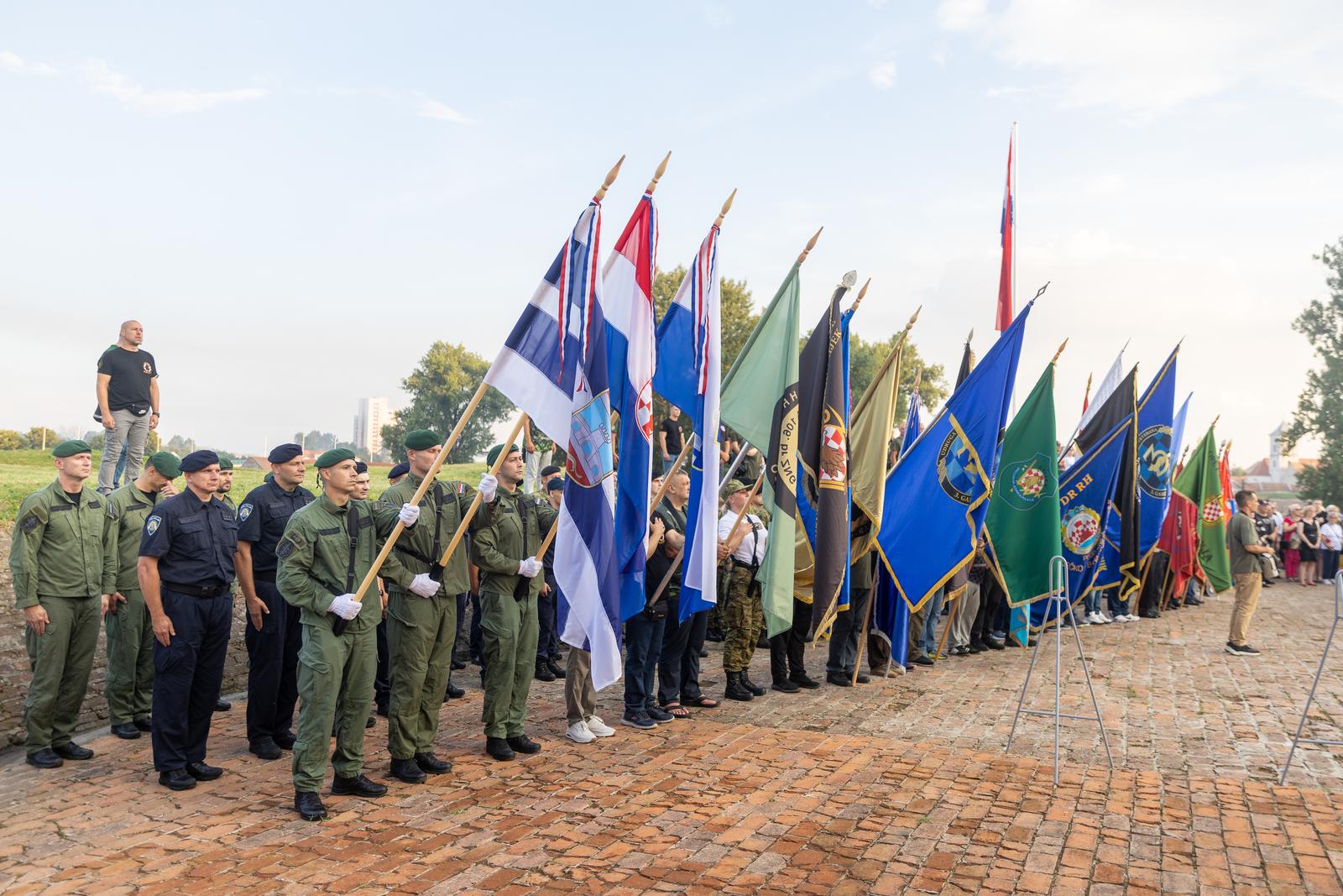 Svečanim mimohodom i bakljadom obilježen Dan osječkih banitelja Svečanim mimohodom i bakljadom obilježen Dan osječkih banitelja