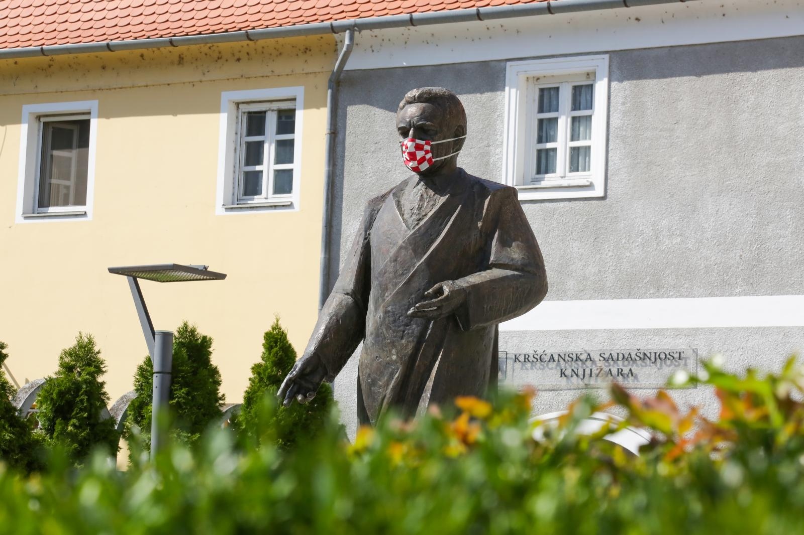 I osječki Franjo Tuđman nosi zaštitnu masku protiv korone