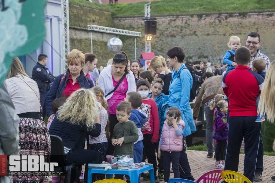 transgeneracijski_party_tvrdja_
