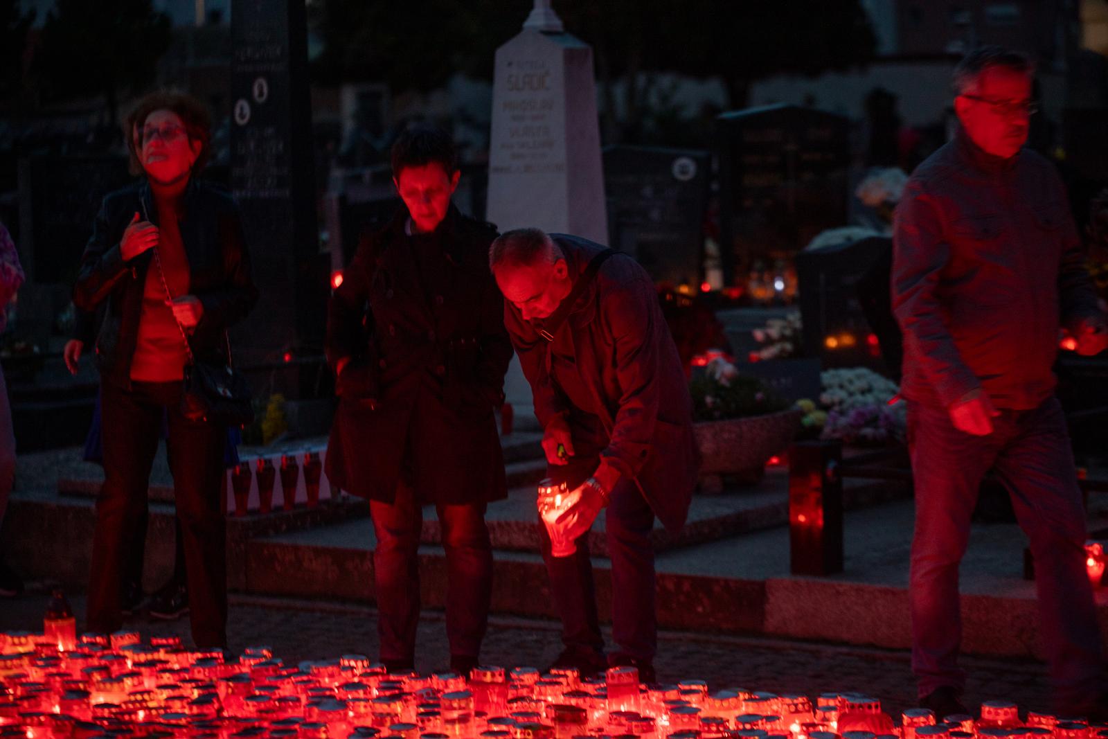 Paljenje svijeća na osječkom Groblju svete Ane
