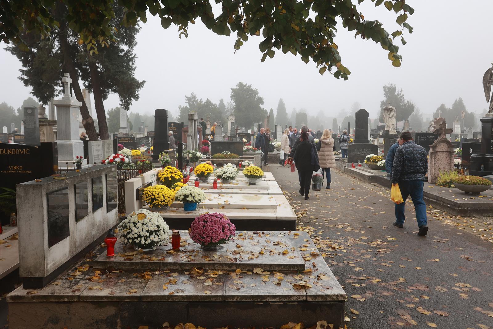 Osječani obilaze groblja
