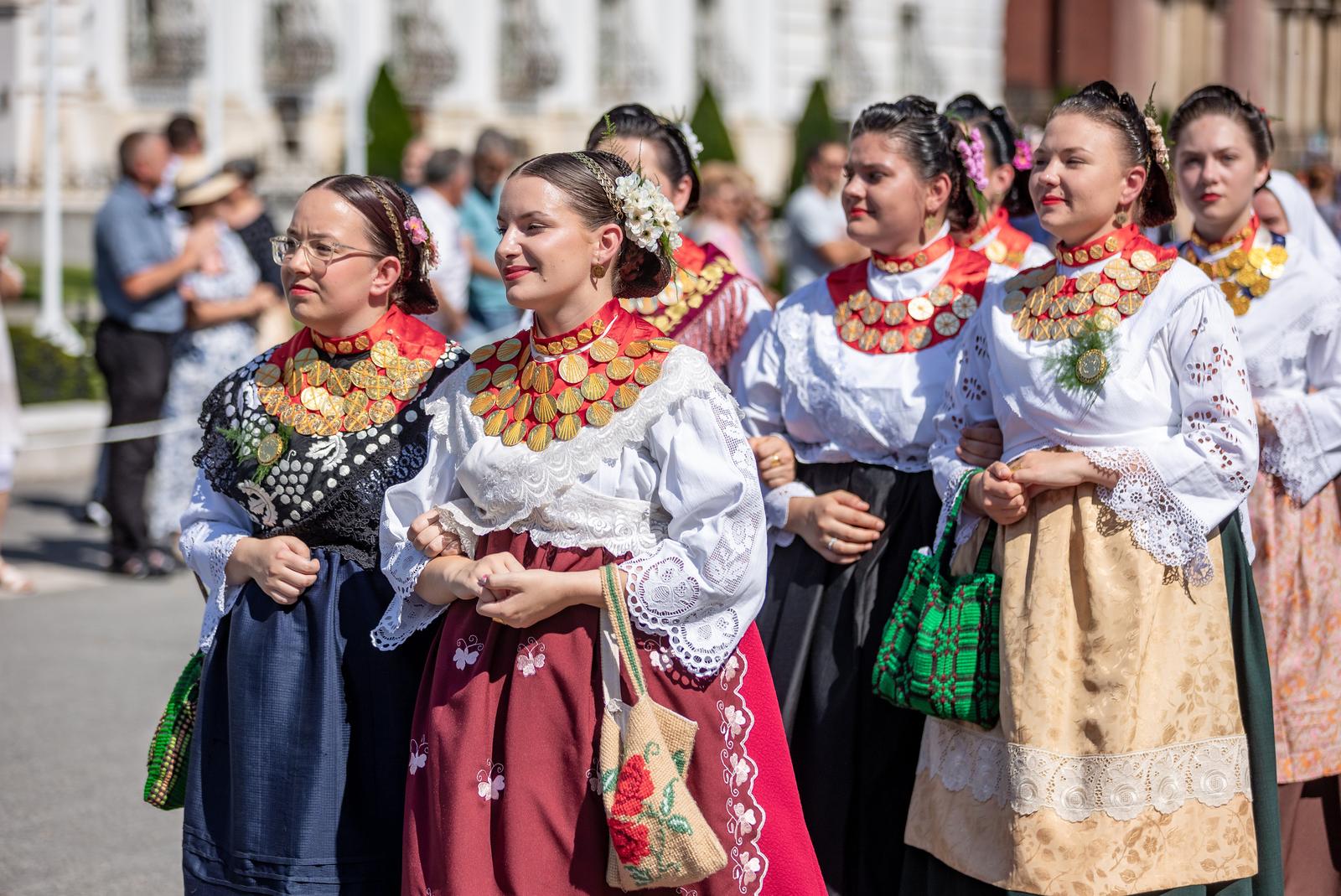 Veliki broj ljudi na svečanoj povorci 58. Đakovačkih vezova