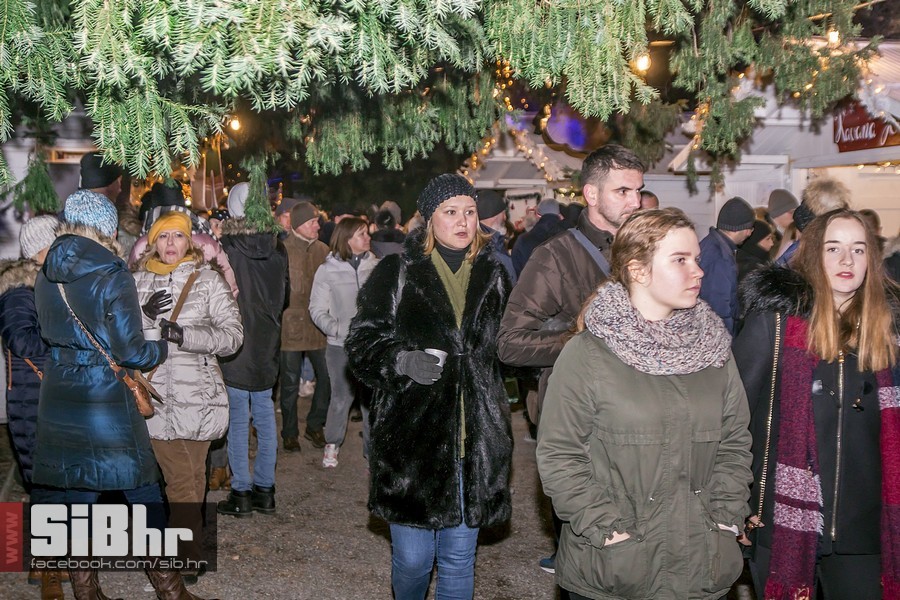Advent_u_parku_koncert_Vatra_Si