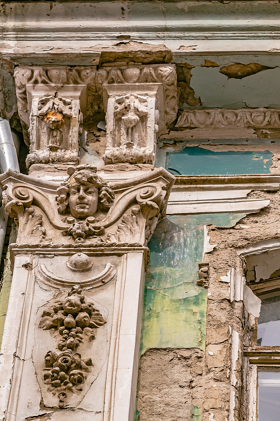 Hotel Royal i Pošta: Oronule fasade prijete prolaznicima Hotel Royal i Pošta: Oronule fasade prijete prolaznicima