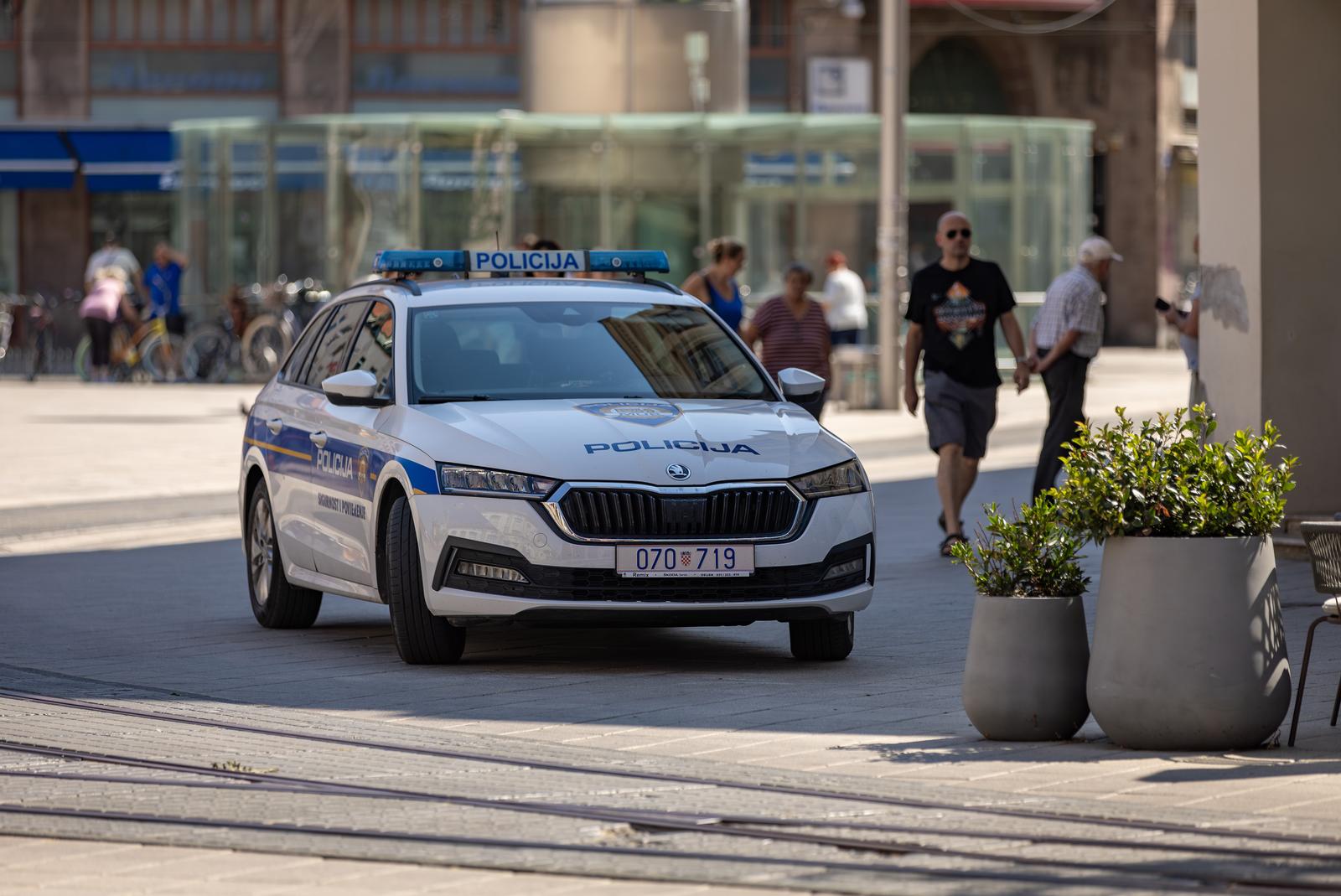 Molitelji pred konkatedralom, 3.8.2024.