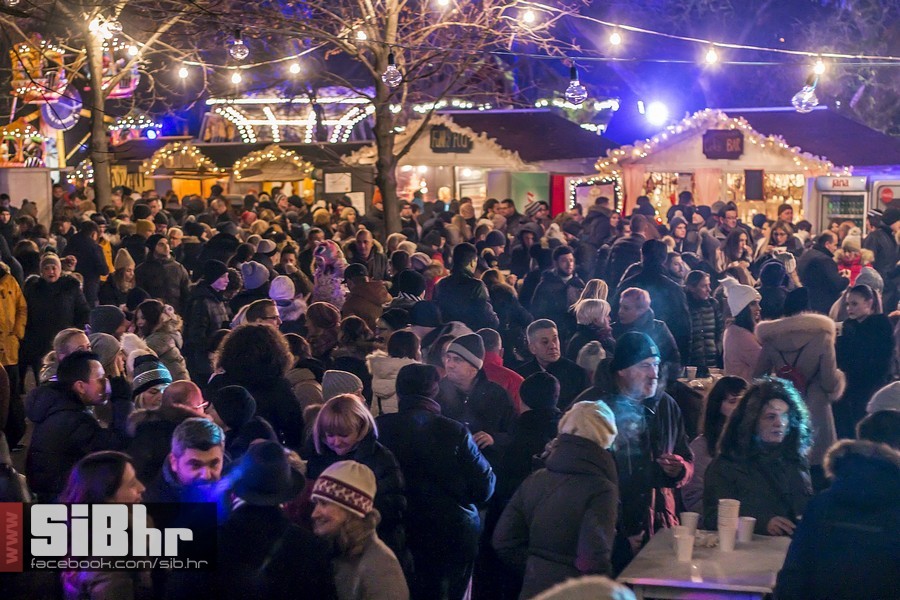 Advent_u_parku_koncert_Vatra_Si