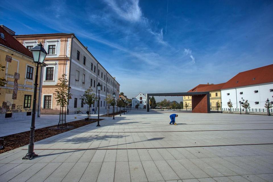 Radovi na obnovi Trga Vatroslava Lisinskog u Tvrđi bliže se kraju