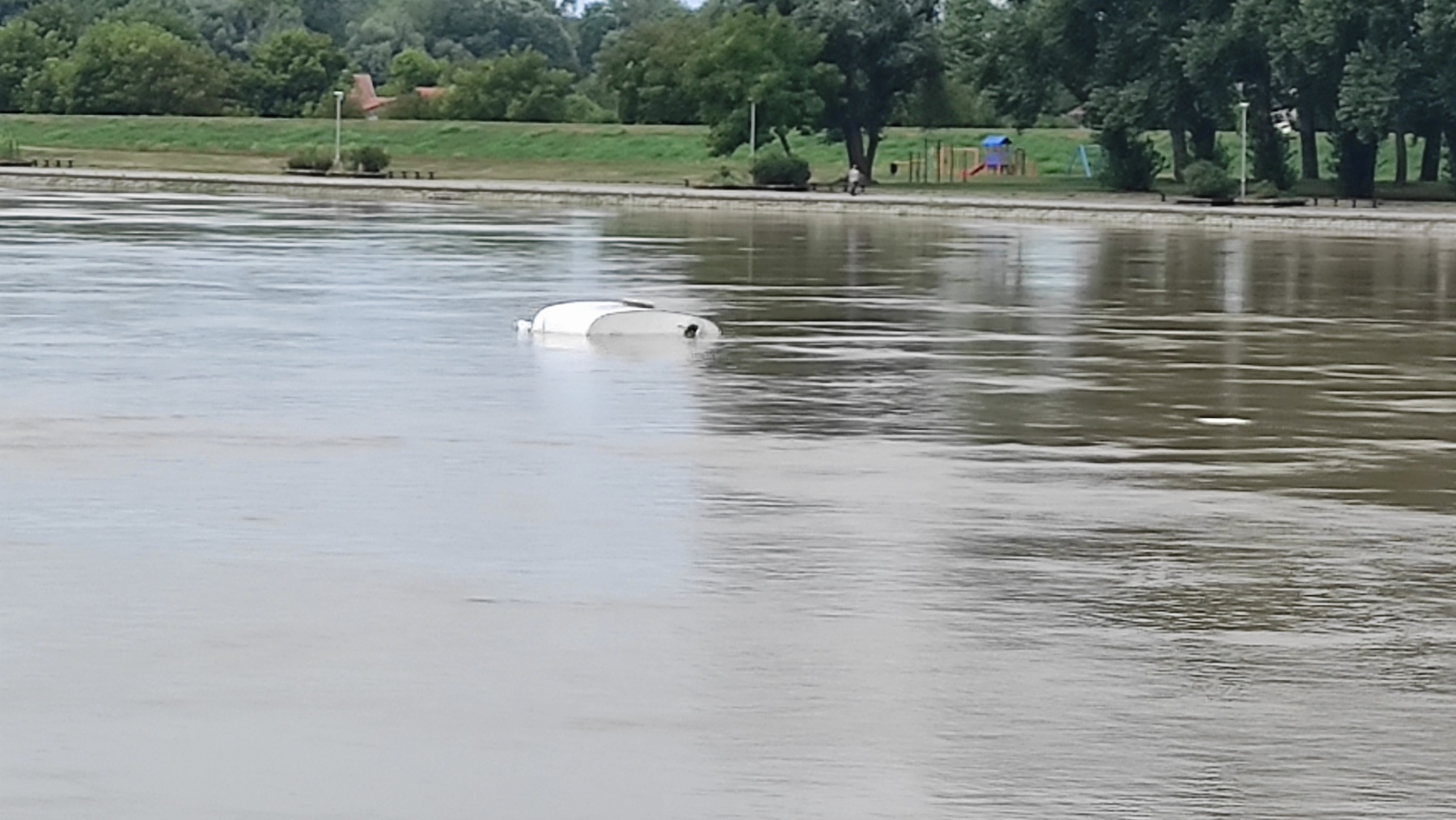 Kamp kućica pluta Dravom