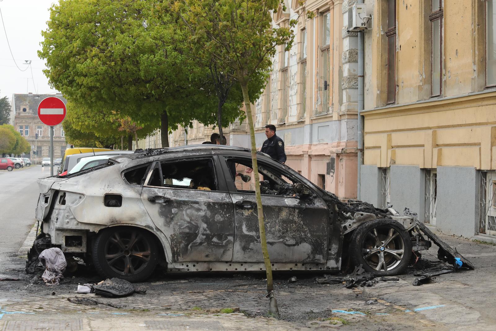 U centru Osijeka jutros izgorio BMW