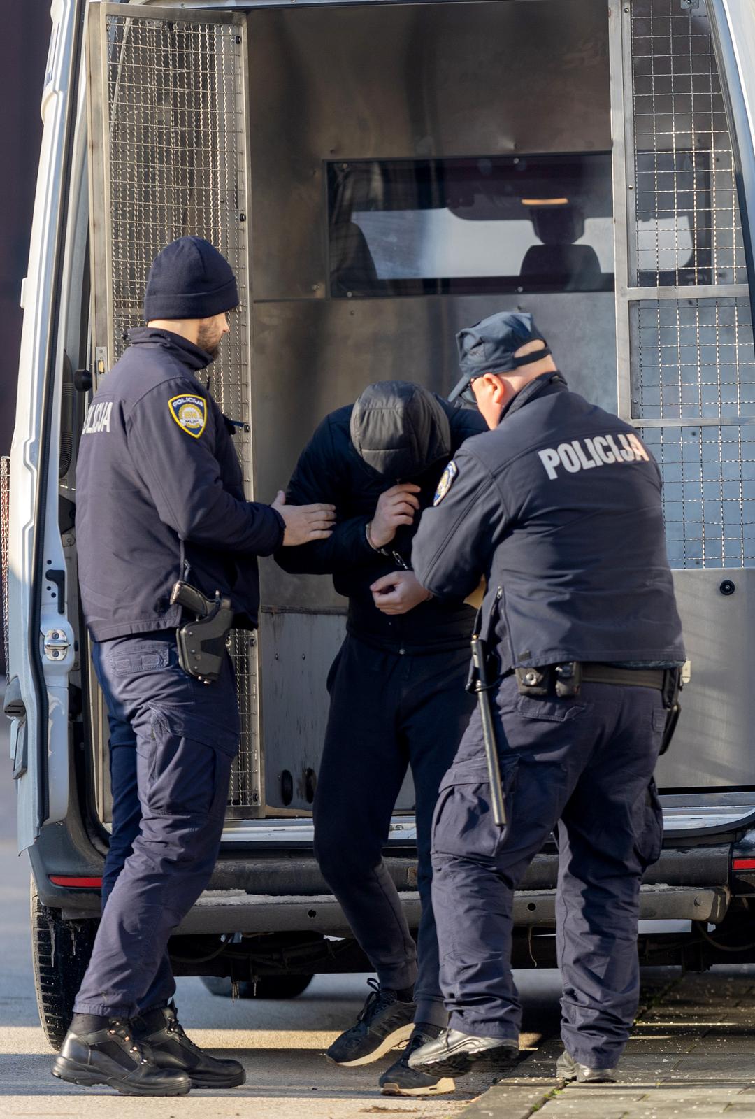 Privođenje osumnjičenih za premlaćivanje dječaka u Vukovaru