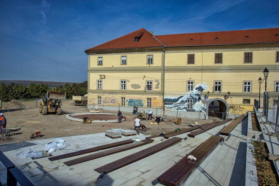 Radovi na obnovi Trga Vatroslava Lisinskog u Tvrđi bliže se kraju