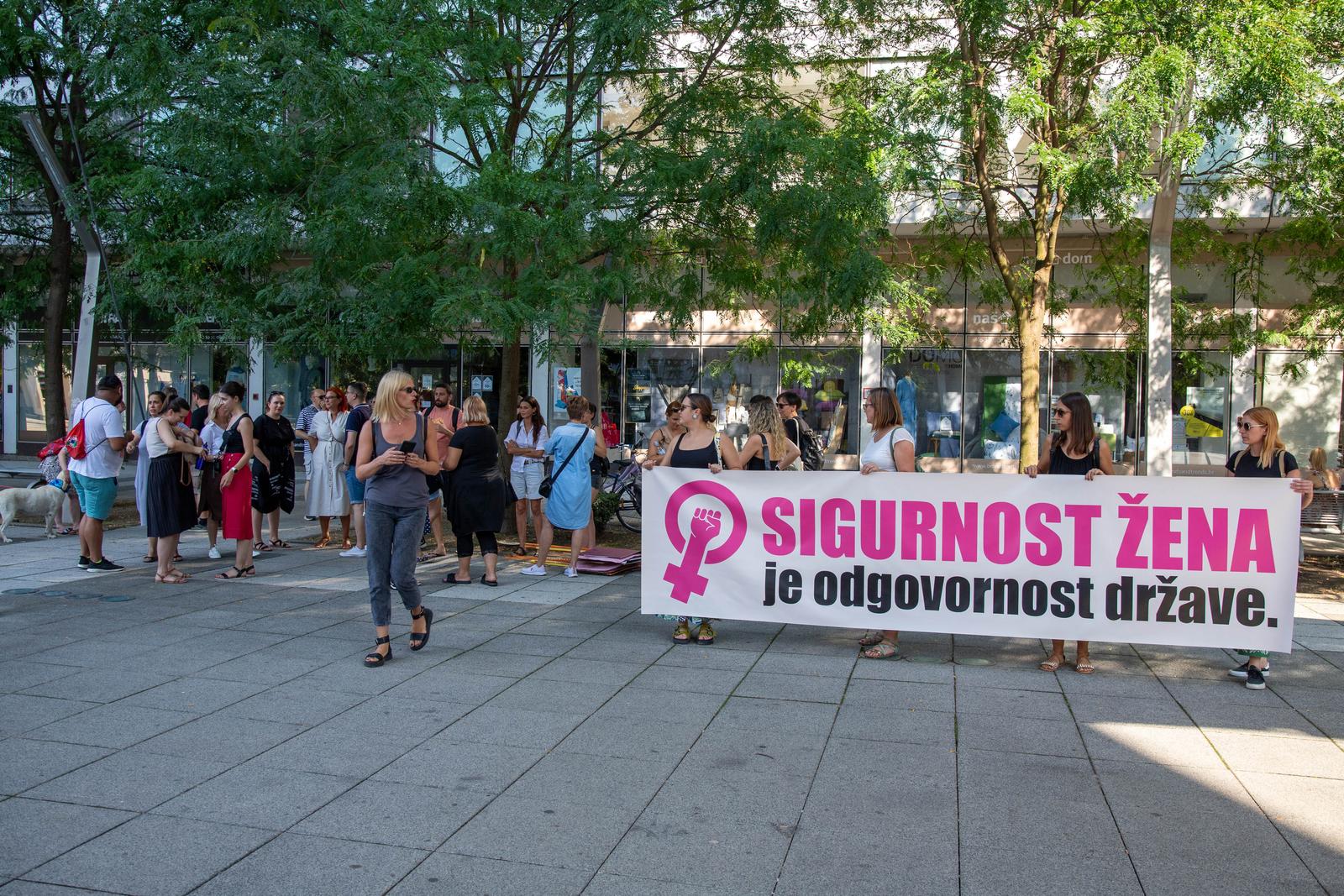 Održana javna akcija ”Sigurnost žena je odgovornost države” na Trgu slobode