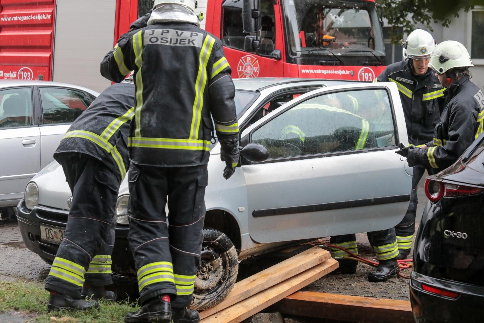 Automobil upao u rupu