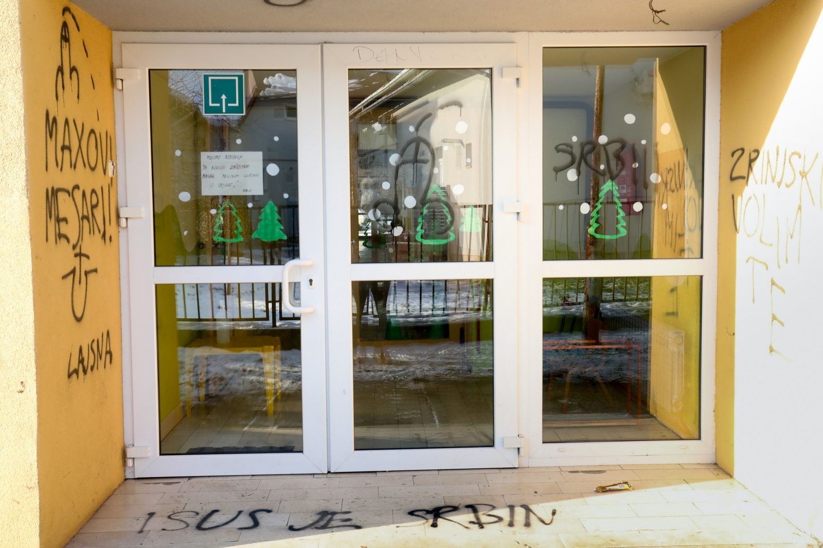 Vandali groznim natpisima išarali zgradu jaslica Ivančica u Osijeku