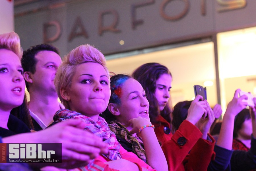 lana_i_colonia_Avenue_mall_19