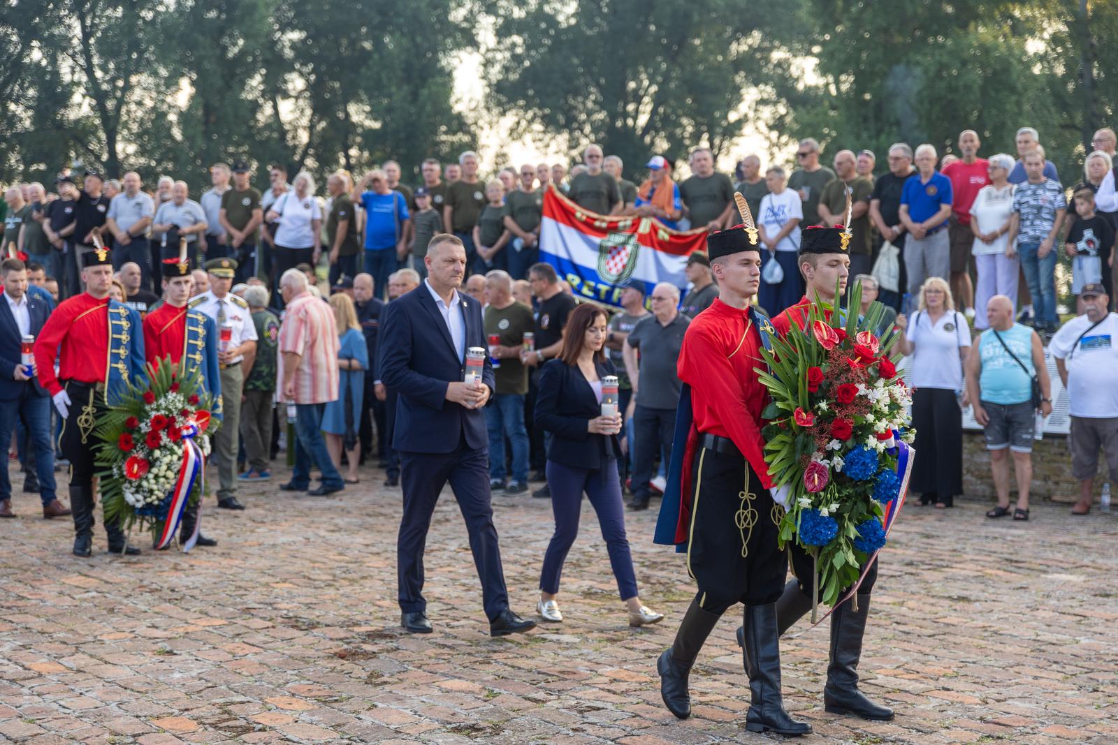 Svečanim mimohodom i bakljadom obilježen Dan osječkih banitelja Svečanim mimohodom i bakljadom obilježen Dan osječkih banitelja