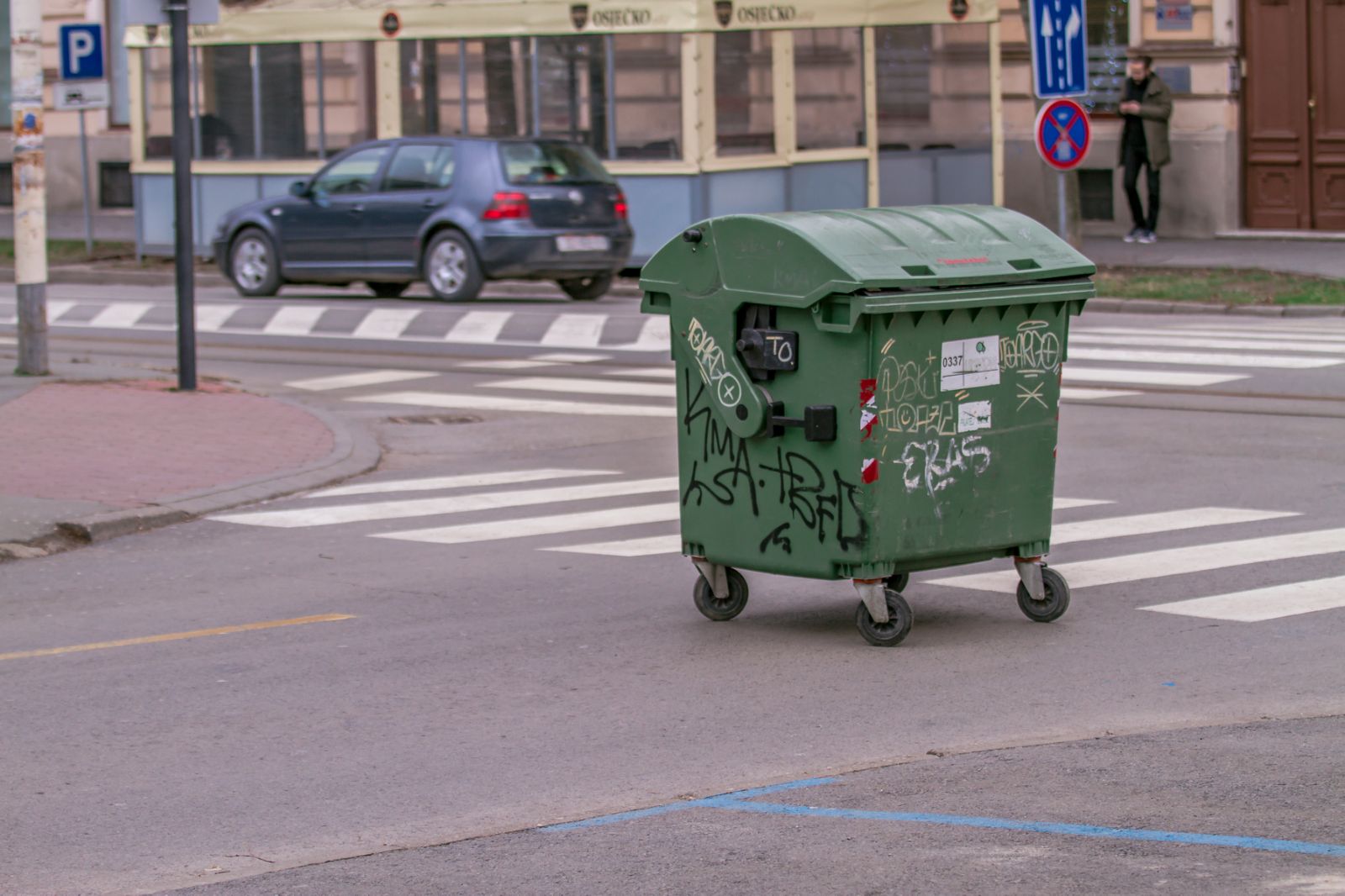 Vjetar pravi probleme po osječkim ulicama