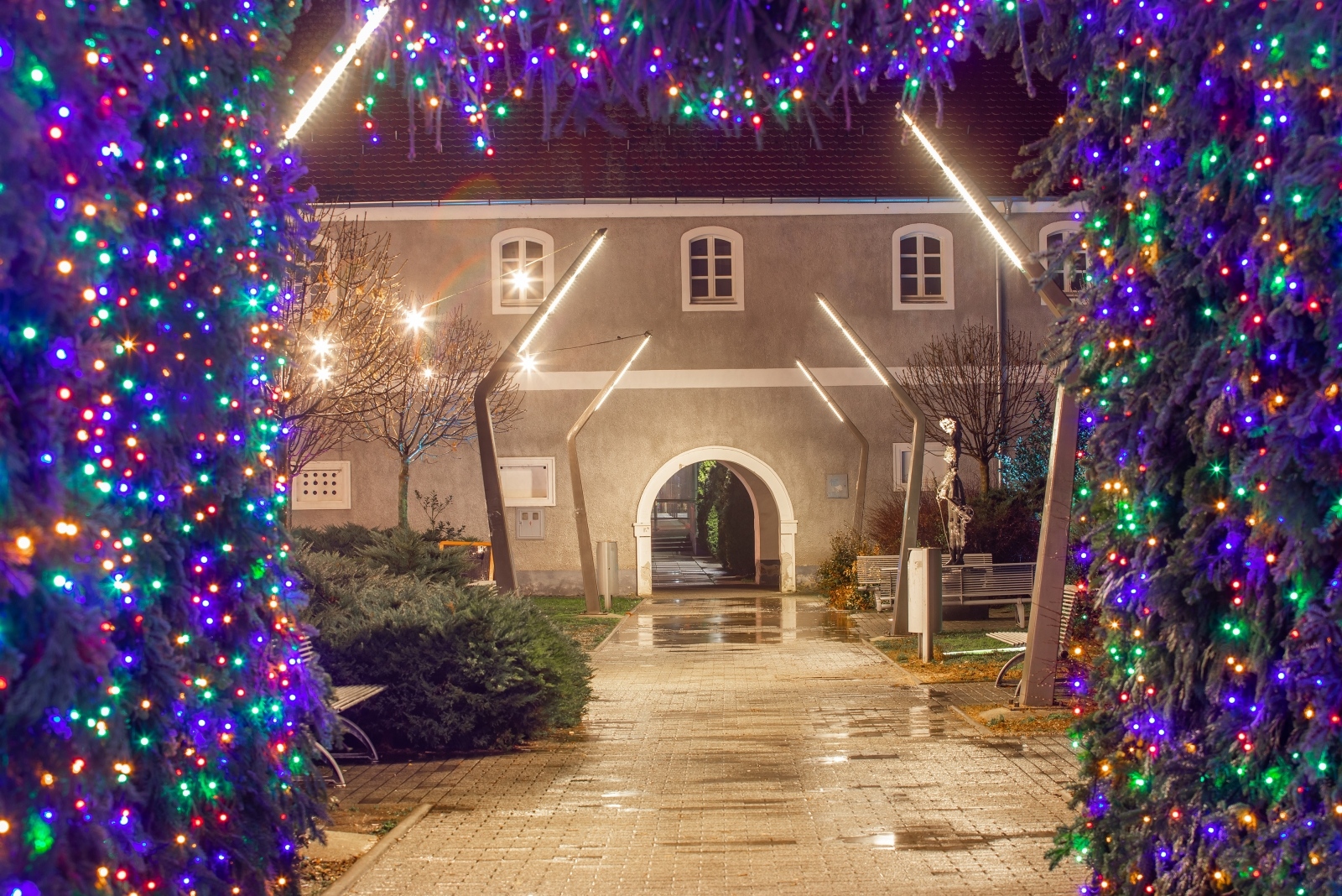 Puste gradske ulice u silvestarskoj noći