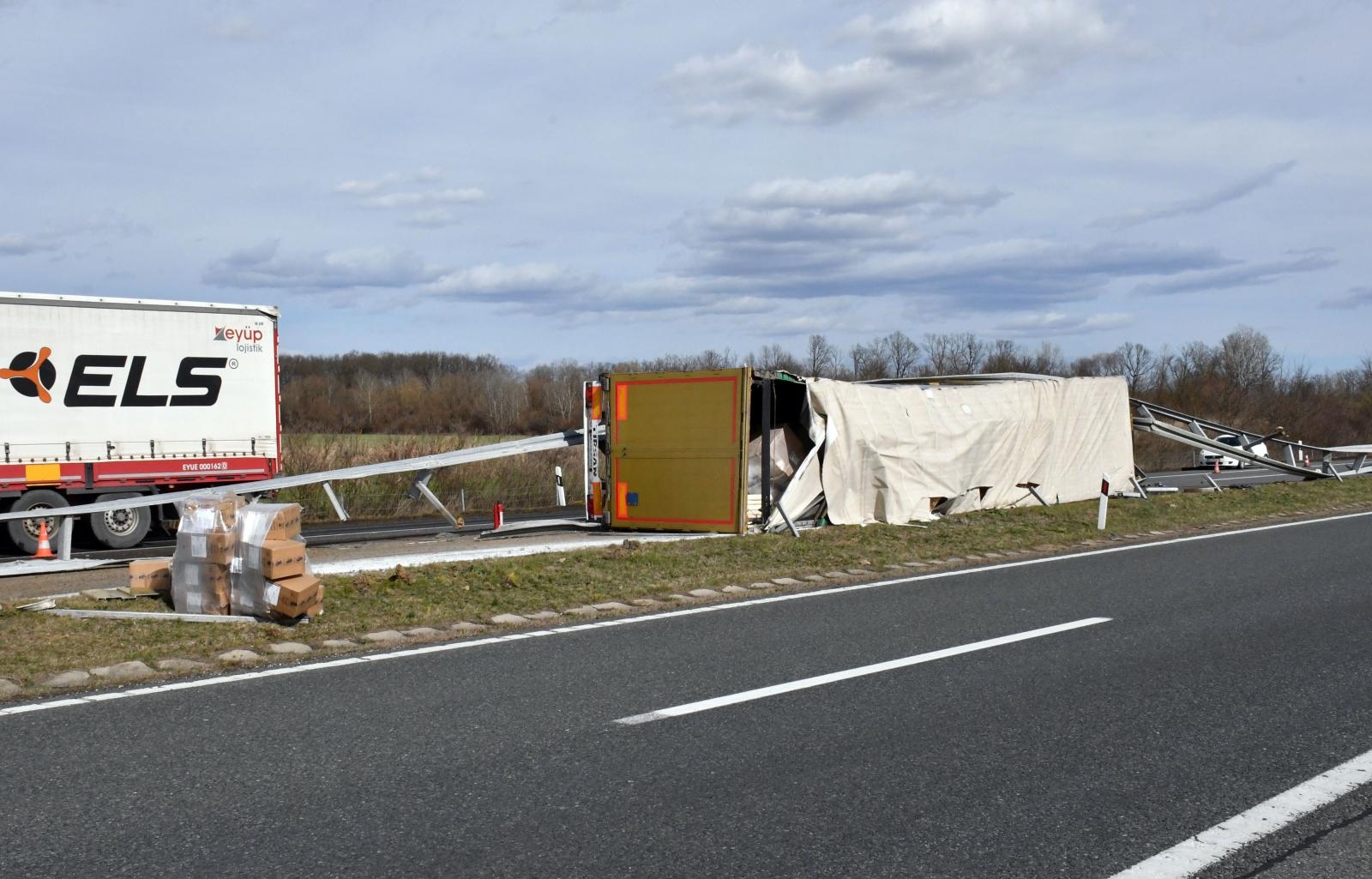 Kamion probio zaštitnu ogradu na autocesti A3