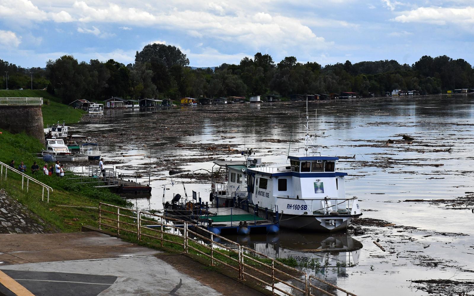 Otpad pluta rijekom Savom Otpad pluta rijekom Savom
