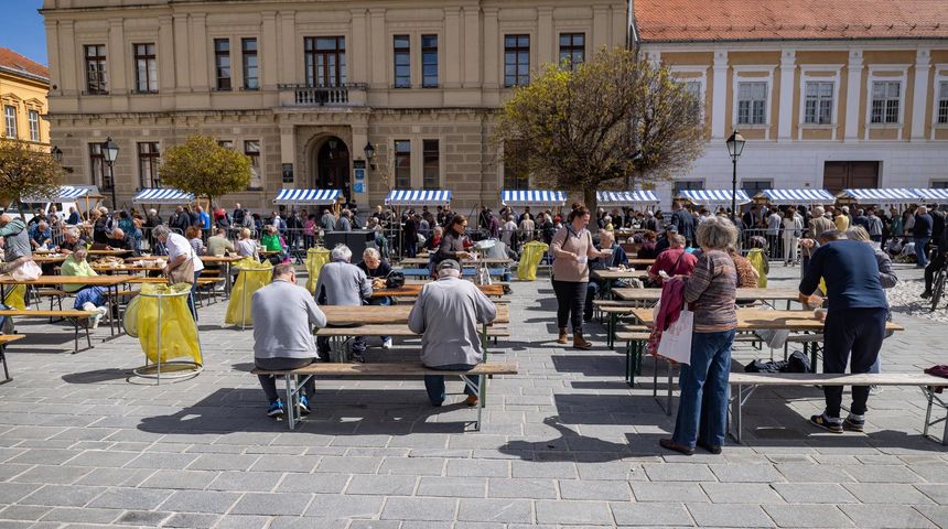 Podjela fiša paprikaša na Veliki petak 2024. Podjela fiša paprikaša na Veliki petak 2024.