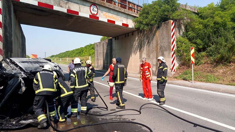 Vatrogasci gase požar automobila Vatrogasci gase požar automobila