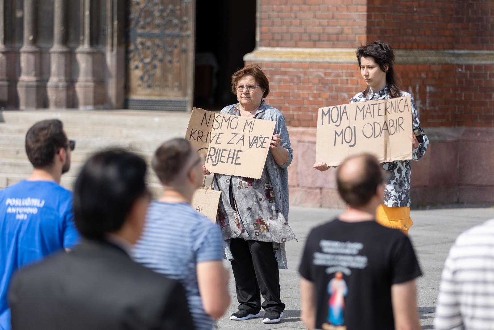 Molitelji ispred katedrale, svibanj 2023.