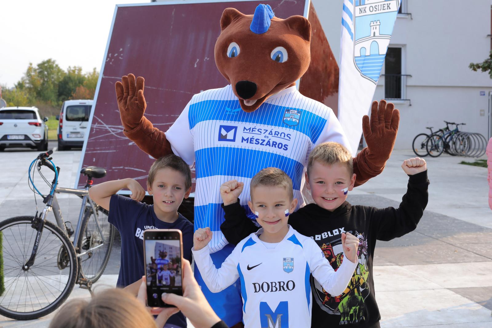 Bijelo-plavi korner Jug 2 Bijelo-plavi korner Jug 2