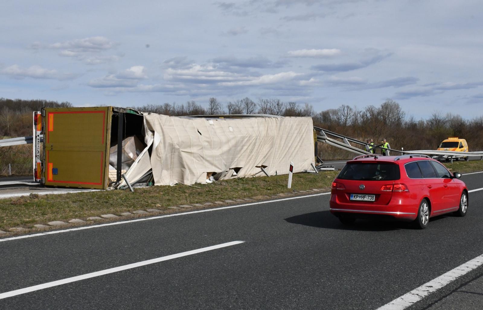 Kamion probio zaštitnu ogradu na autocesti A3