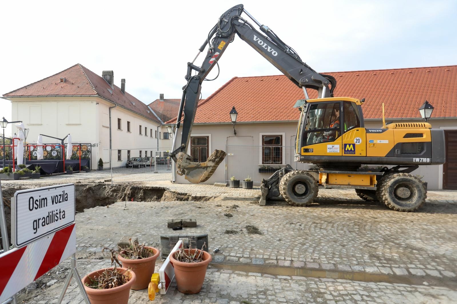 U tijeku radovi na rekonstrukciji Tvrđe, od danas zabranjen promet za automobile