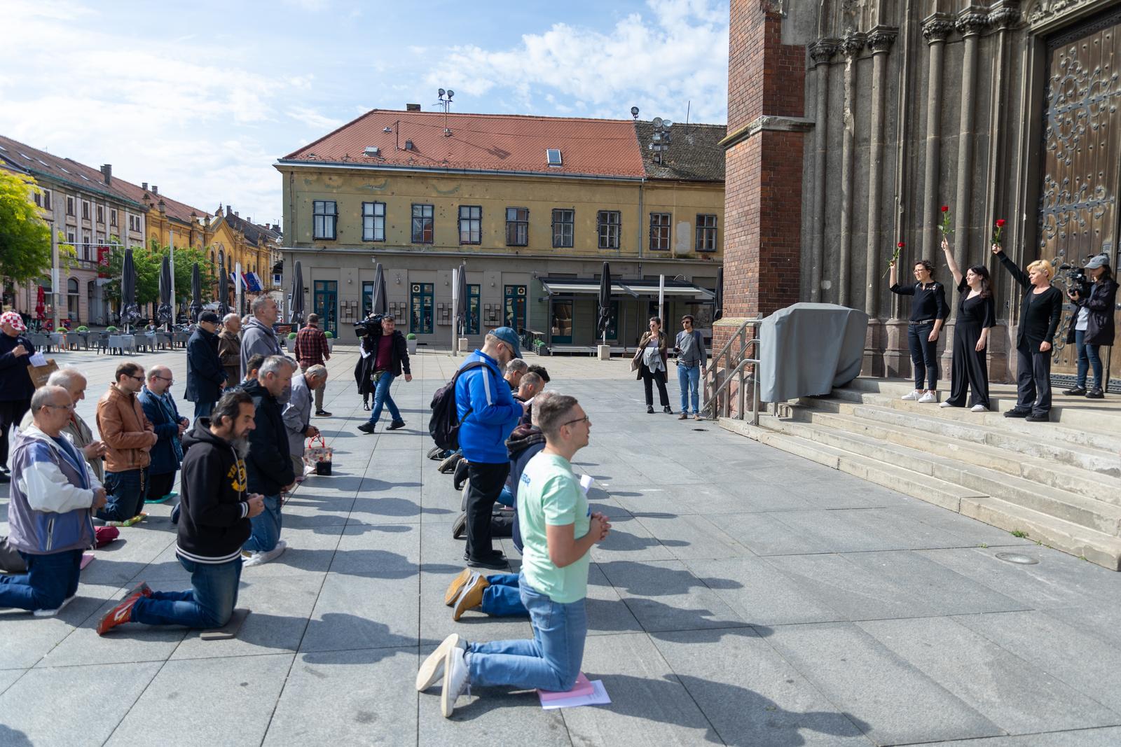 Tiha misa i molitelji ispred katedrale