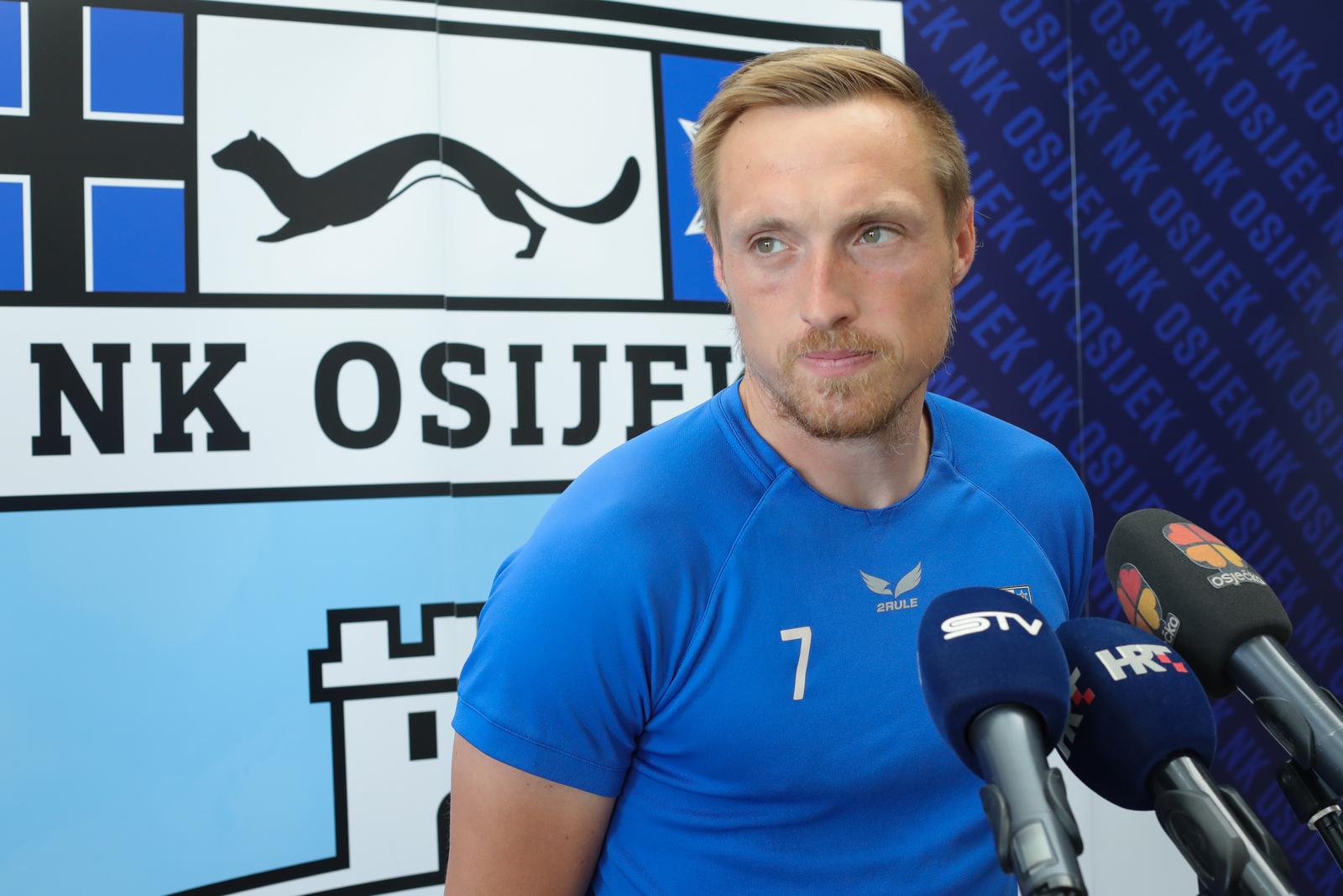 Nogometaši Osijeka započeli pripreme na novom stadionu Nogometaši Osijeka započeli pripreme na novom stadionu