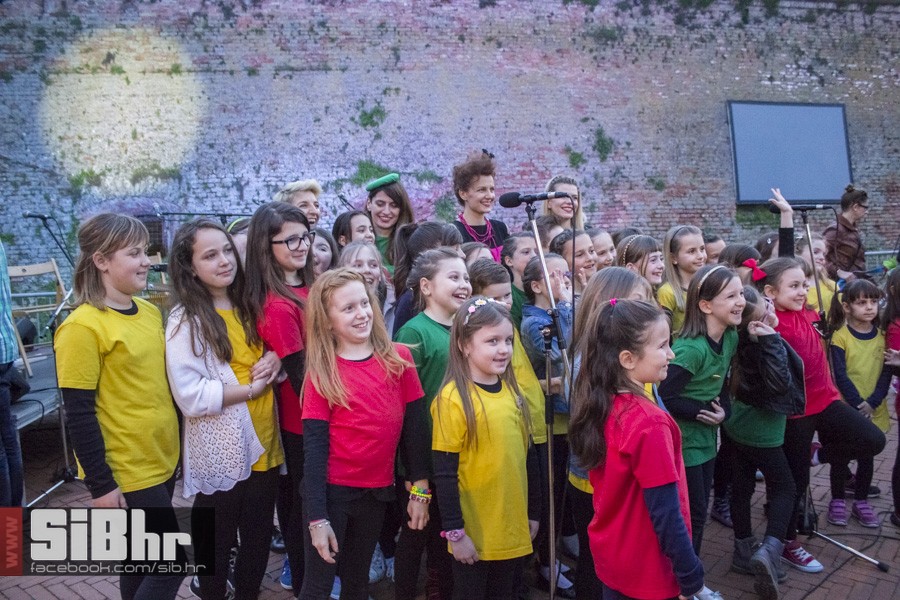 transgeneracijski_party_tvrdja_