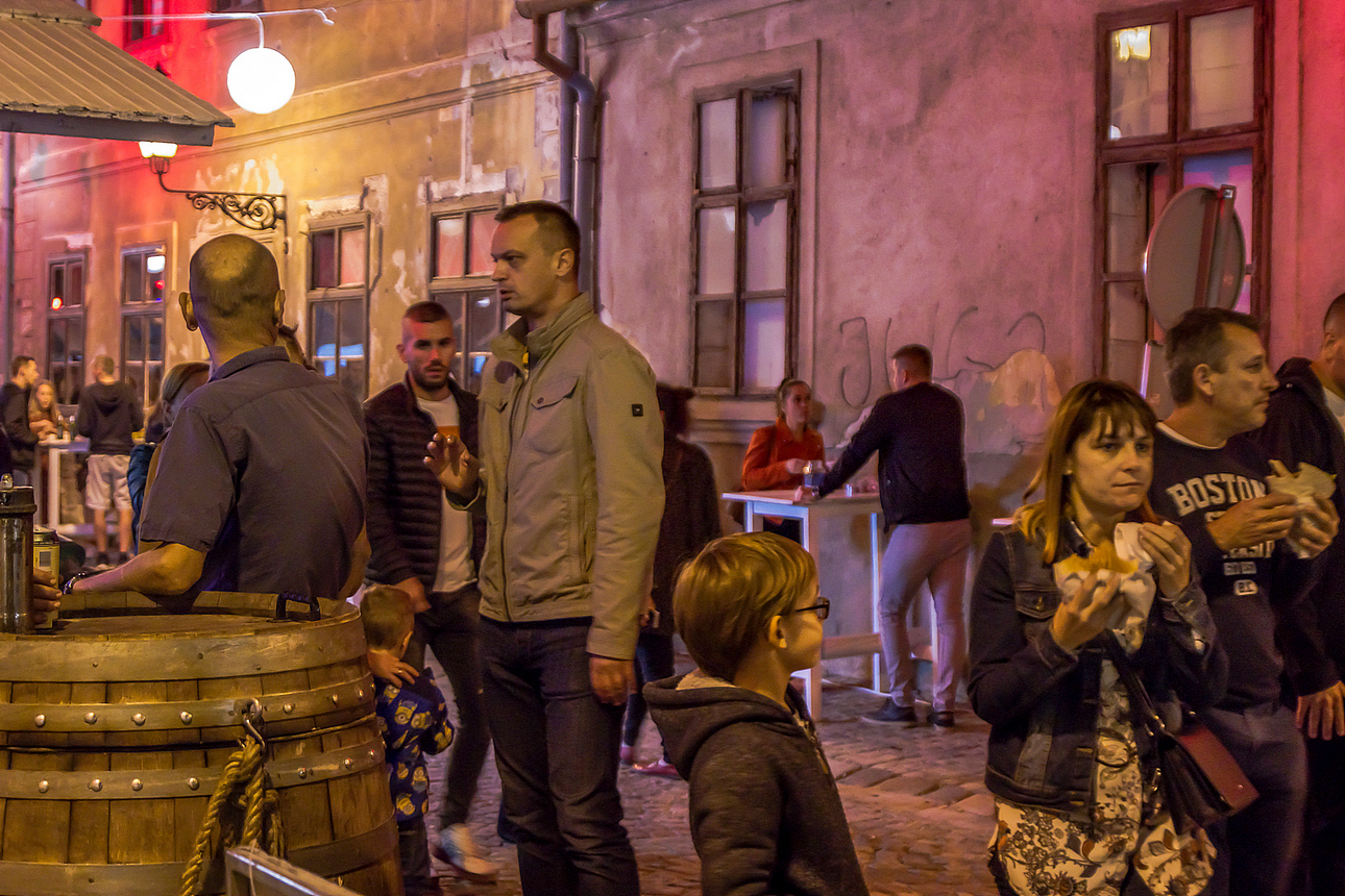 Osijek, 3.10.2020. – Jučer je u Osijeku počeo drugi HeadOnEast festival. Cijeal Tvrđa pretvorial se u šarenu festivalsku pozornicu s brojnim zanimljivim sadržajima. Kako je bilo prve večeri pogledajte u našoj velikoj fotogaleriji [HeadOnEast 2020.]