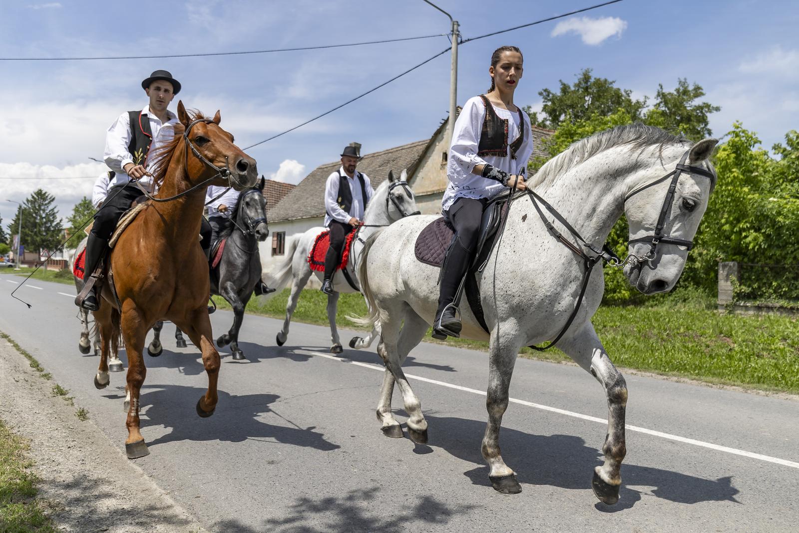 “Ulicama našeg sela” – svečana povorka zaprega i jahača u Jagodnjaku