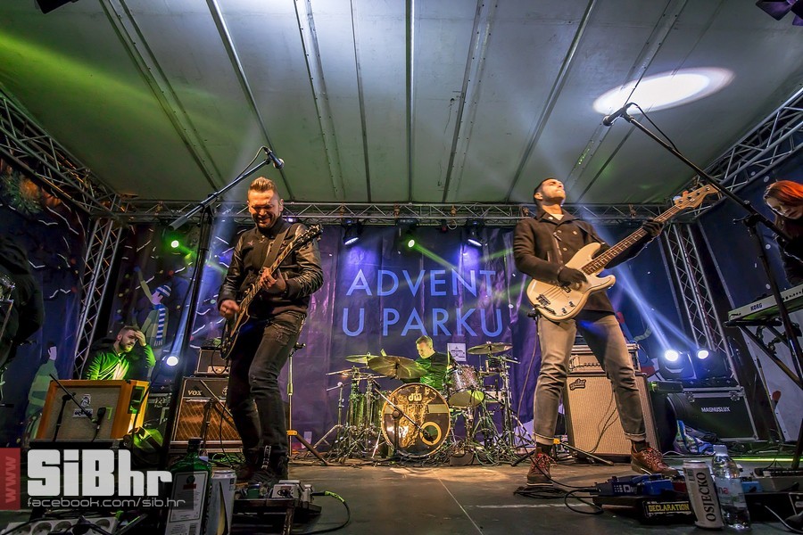 Advent_u_parku_koncert_Vatra_Si