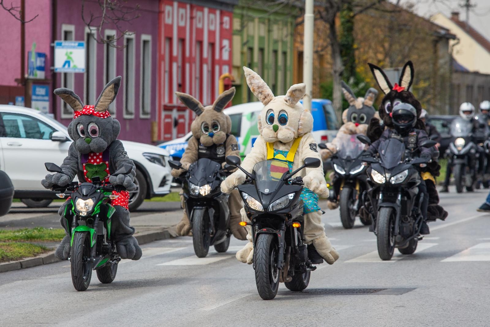 Motozeke se provozali Osijekom i darivali djecu