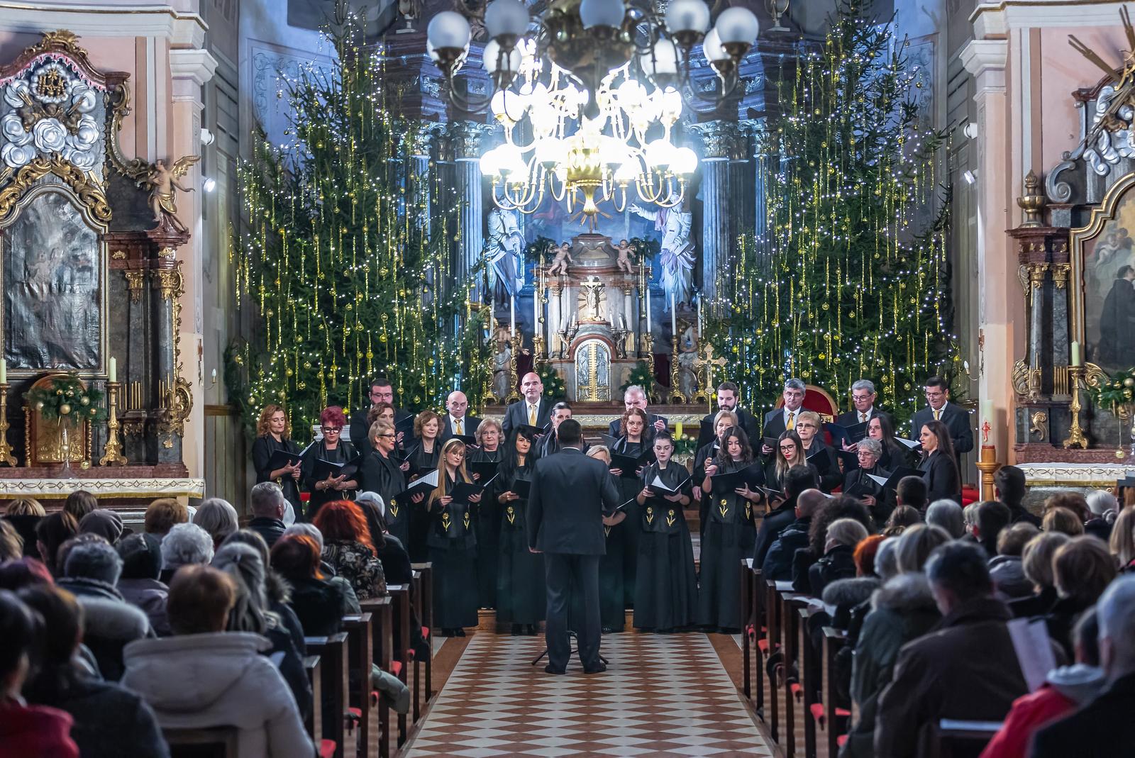Božićni koncert zbora mladih Preslavnoga Imena Marijina 2024. Božićni koncert zbora mladih Preslavnoga Imena Marijina 2024.