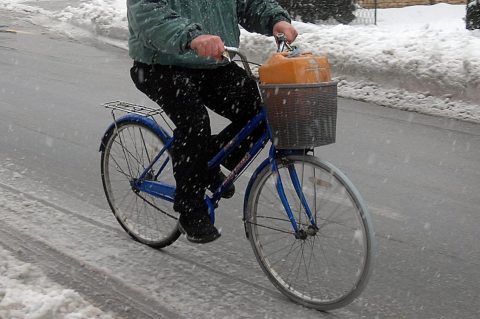 biciklist po snijegu