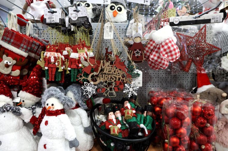 Bogata ponuda blagdanskih ukrasa u trgovačkom centru u Šibeniku