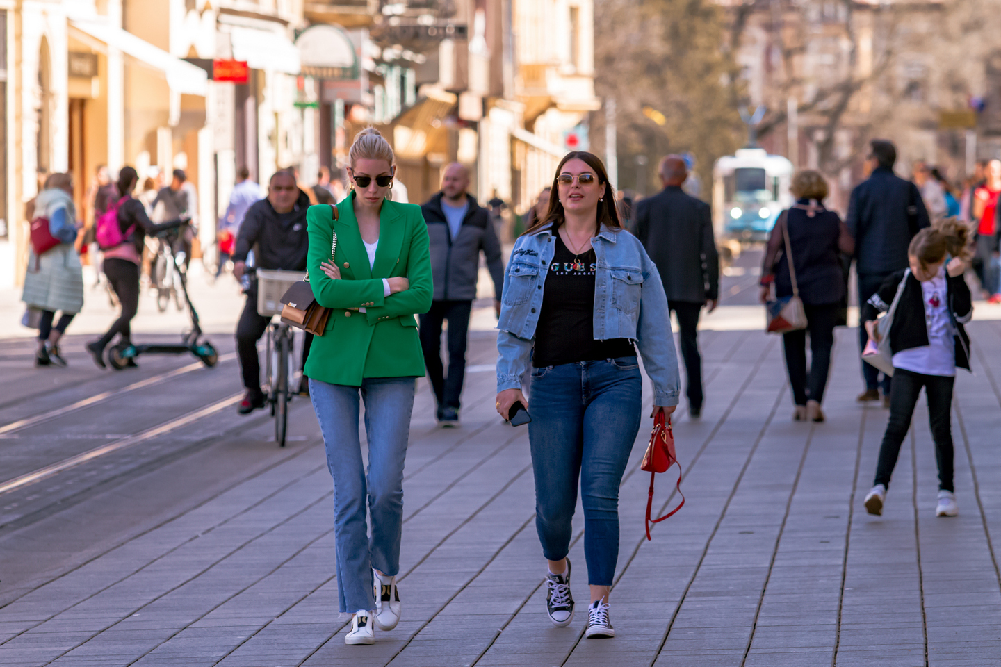 Sunčana subota izmamila Osječane u šetnju