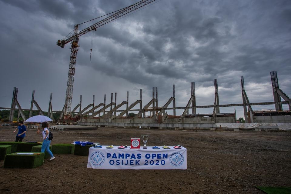 Kiša pokvarila nogometno-tenski spektakl na novom osječkom stadionu