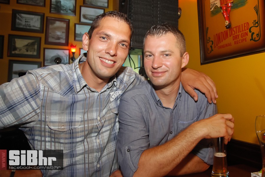 old_bridge_pub_night_life_2